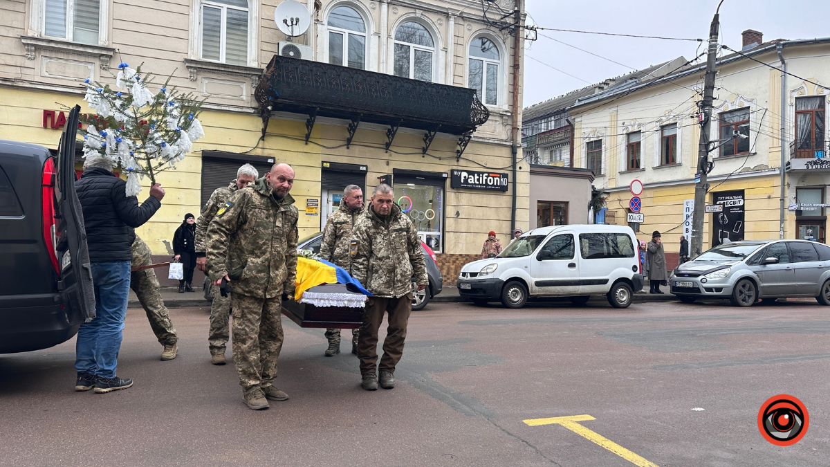 В Коломию "на щиті" повернувся Герой Володимир Іванищук 3