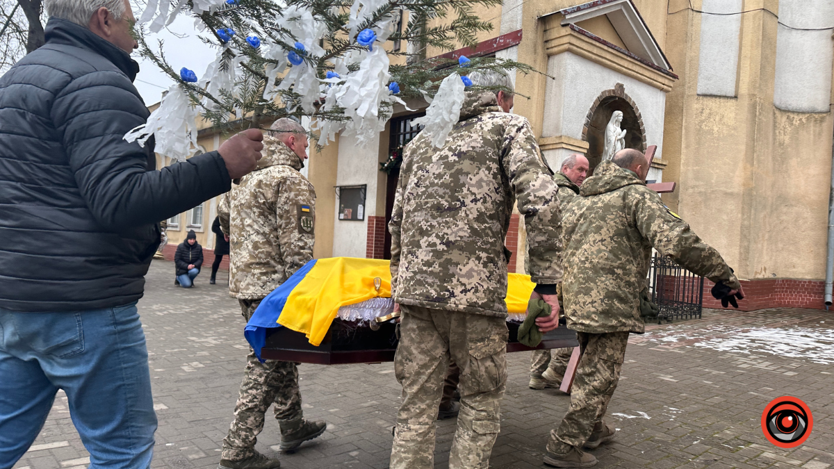 В Коломию "на щиті" повернувся Герой Володимир Іванищук 5