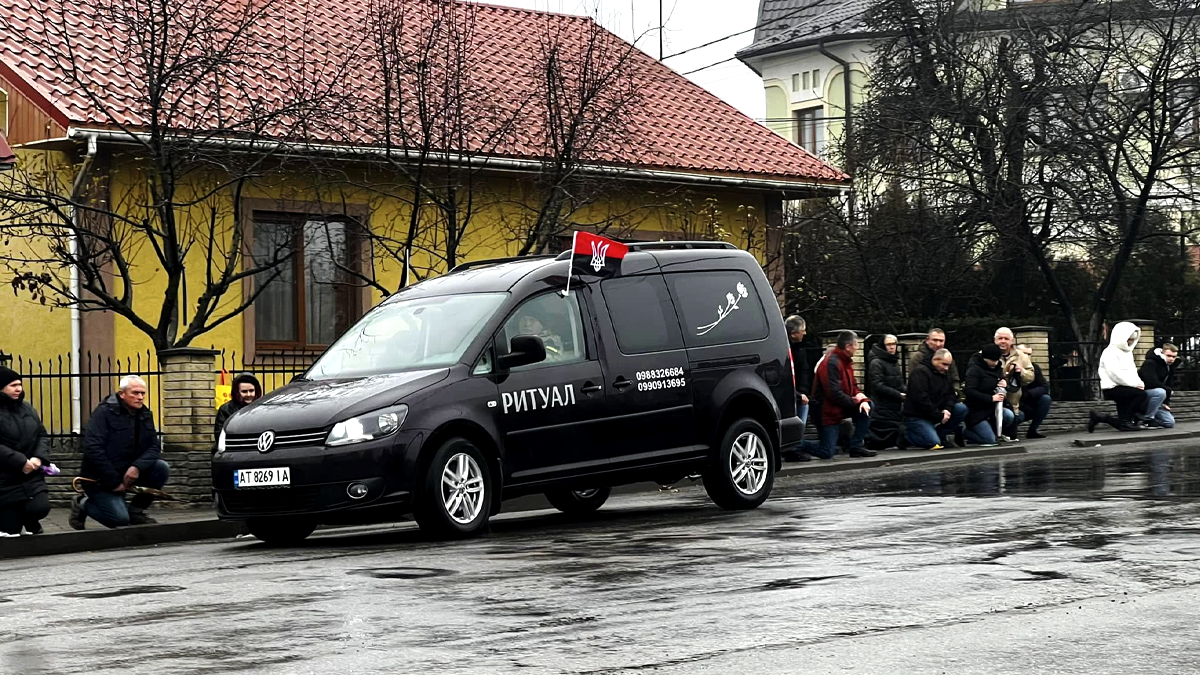У Городенці зустріли скорботний кортеж з тілом полеглого воїна Володимира Бунька 2