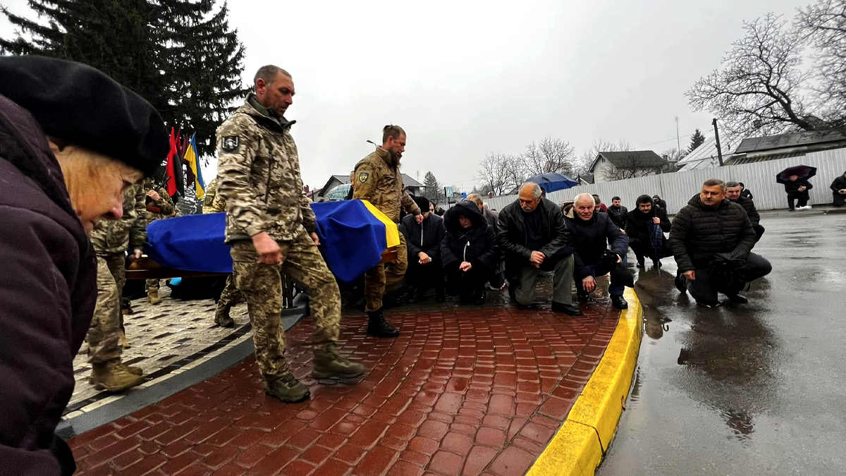 У Городенці зустріли скорботний кортеж з тілом полеглого воїна Володимира Бунька 6