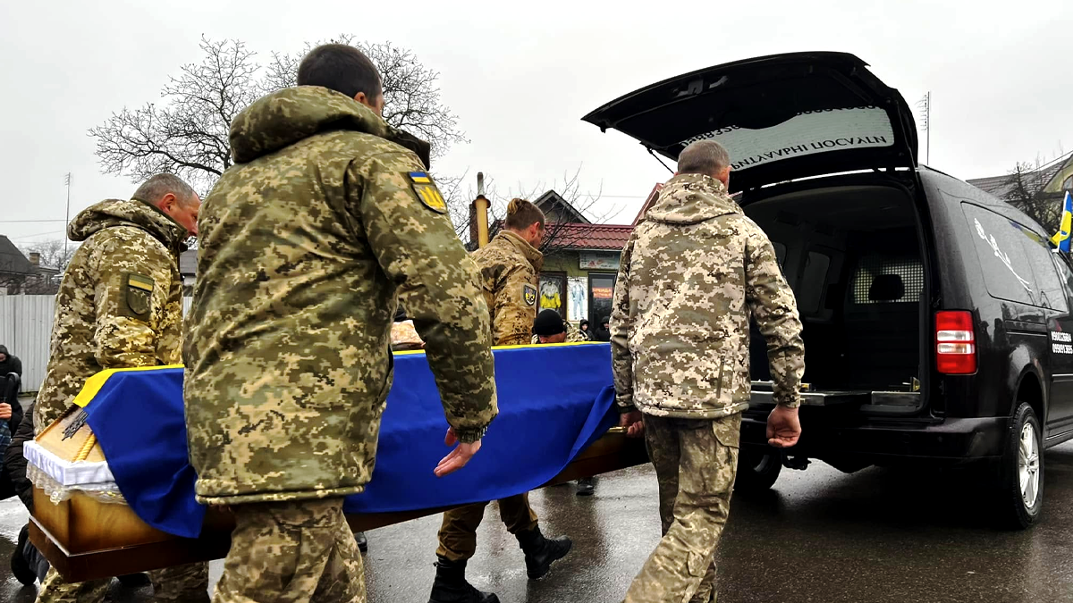 У Городенці зустріли скорботний кортеж з тілом полеглого воїна Володимира Бунька 7