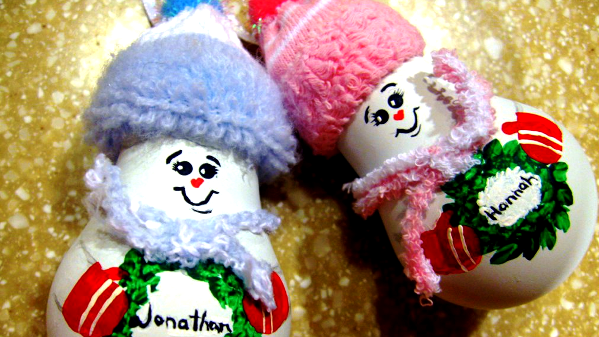 Милі сніговички та шедеври з фетру: добірка ялинкових прикрас, які можна створити власноруч 5