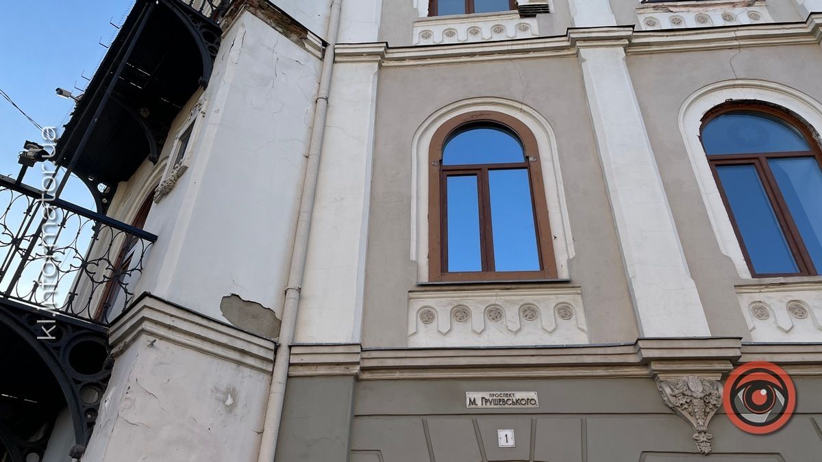 Тріщини, діра у стелі й закопчені кути: як нині виглядає коломийська ратуша 1