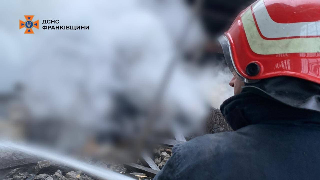 На Прикарпатті рятувальники ліквідували наслідки російської атаки 25 грудня 1