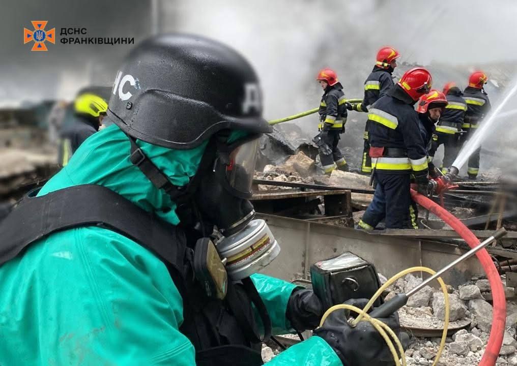 На Прикарпатті рятувальники ліквідували наслідки російської атаки 25 грудня