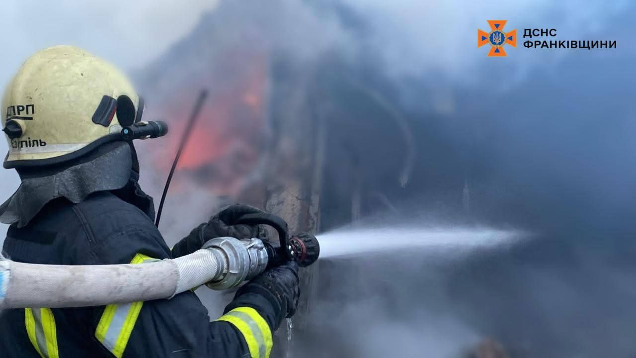 На Прикарпатті рятувальники ліквідували наслідки російської атаки 25 грудня 5