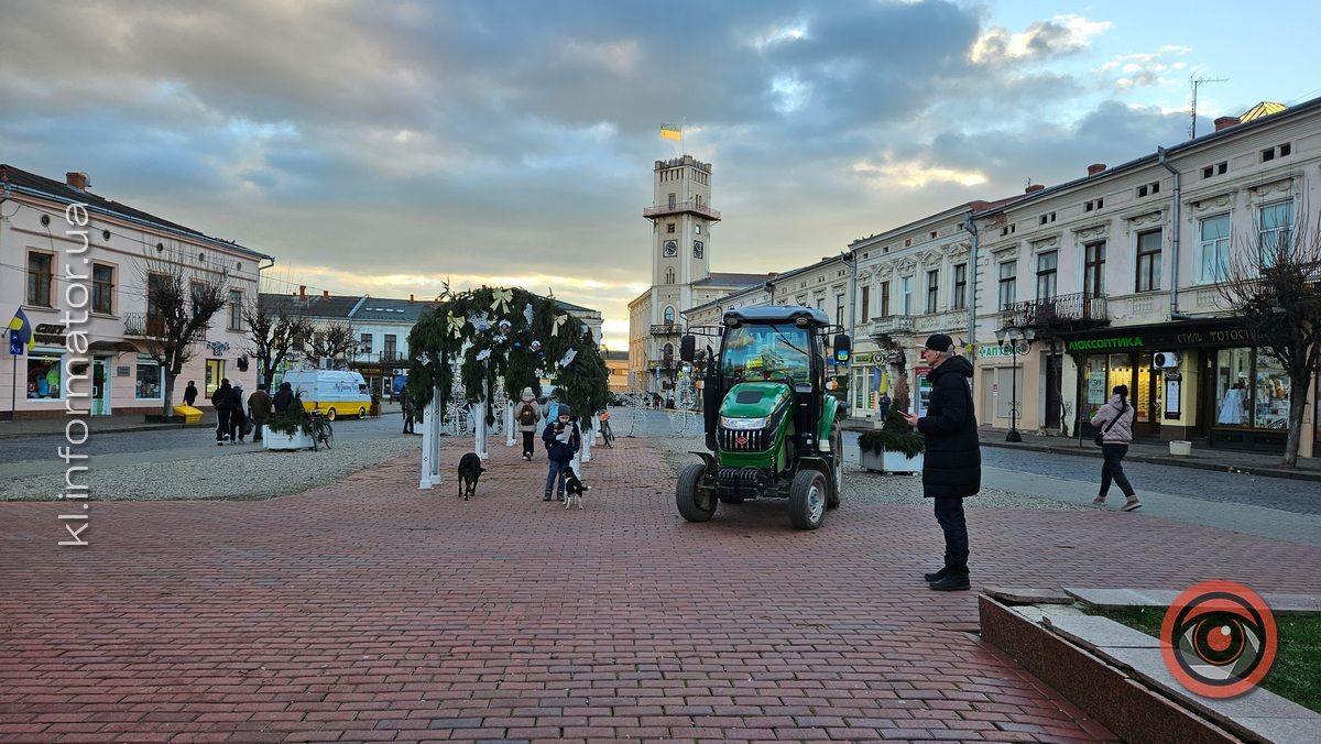 У центрі Коломиї готуються відкрити різдвяну шопку 3