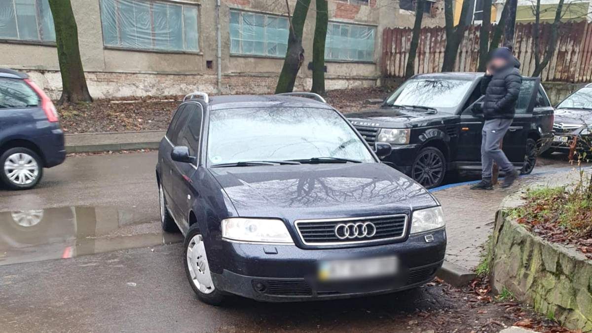 У середмісті Коломиї водій Audi перегородив тротуар 1