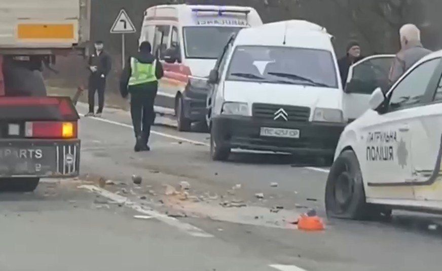 Деталі ДТП за участі патрульної автівки на Коломийщині 1