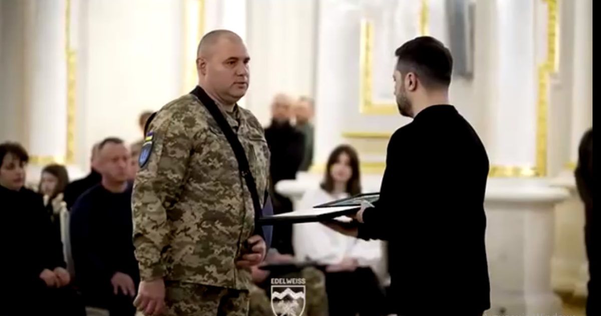 Президент України вручив державну нагороду та сертифікат на квартиру воїнам "десятки" 1