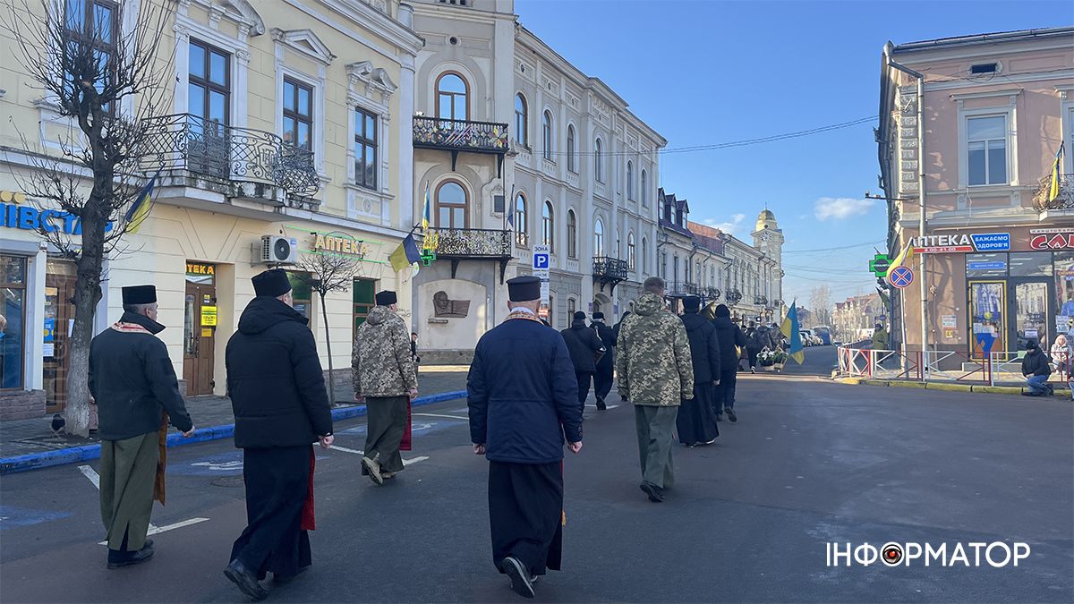 У Коломиї в останню дорогу провели захисника Володимира Іванищука 13