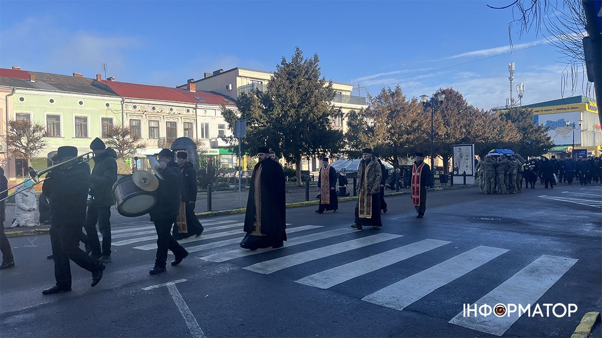 У Коломиї в останню дорогу провели захисника Володимира Іванищука 9