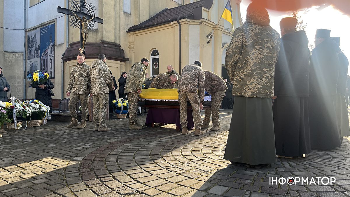 У Коломиї в останню дорогу провели захисника Володимира Іванищука 2