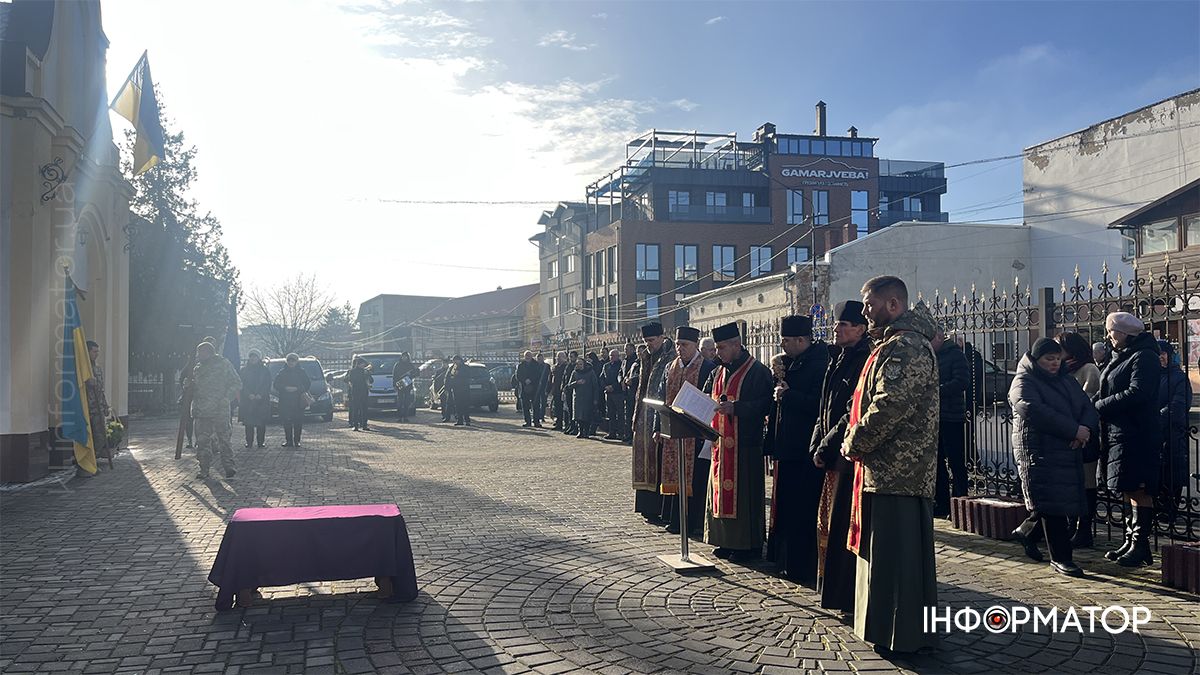 У Коломиї в останню дорогу провели захисника Володимира Іванищука 1