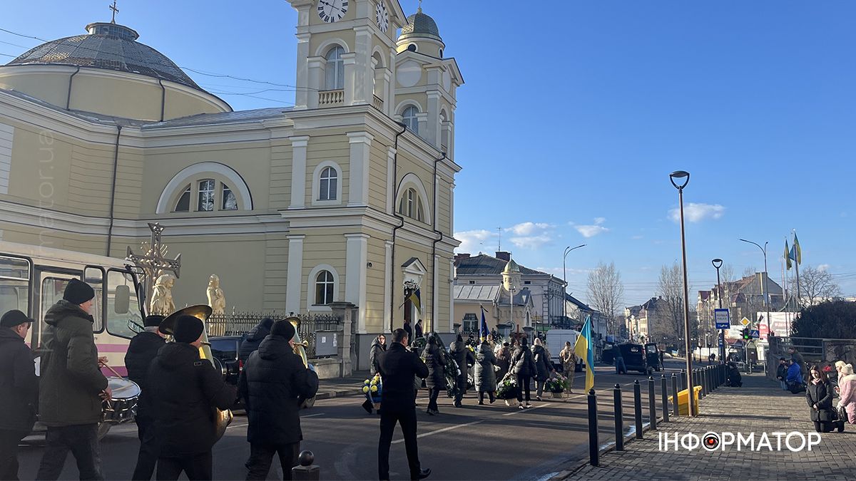 У Коломиї в останню дорогу провели захисника Володимира Іванищука 16