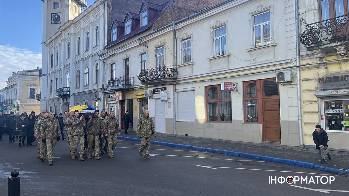 У Коломиї в останню дорогу провели захисника Володимира Іванищука 15