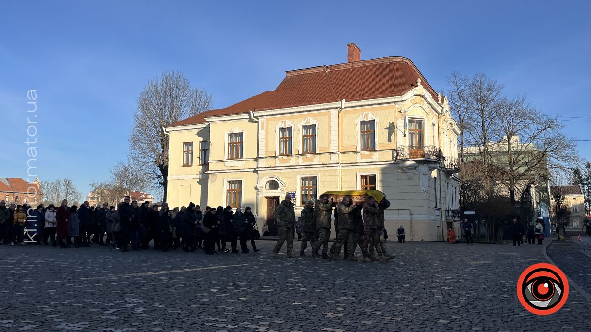 Коломия попрощалася з Героєм Романом Григорчуком 8