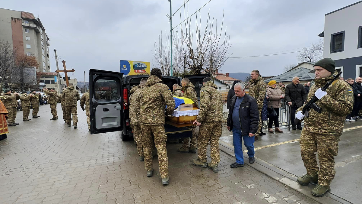 В Надвірній в останню путь провели воїна Назарія Тиміцького 3