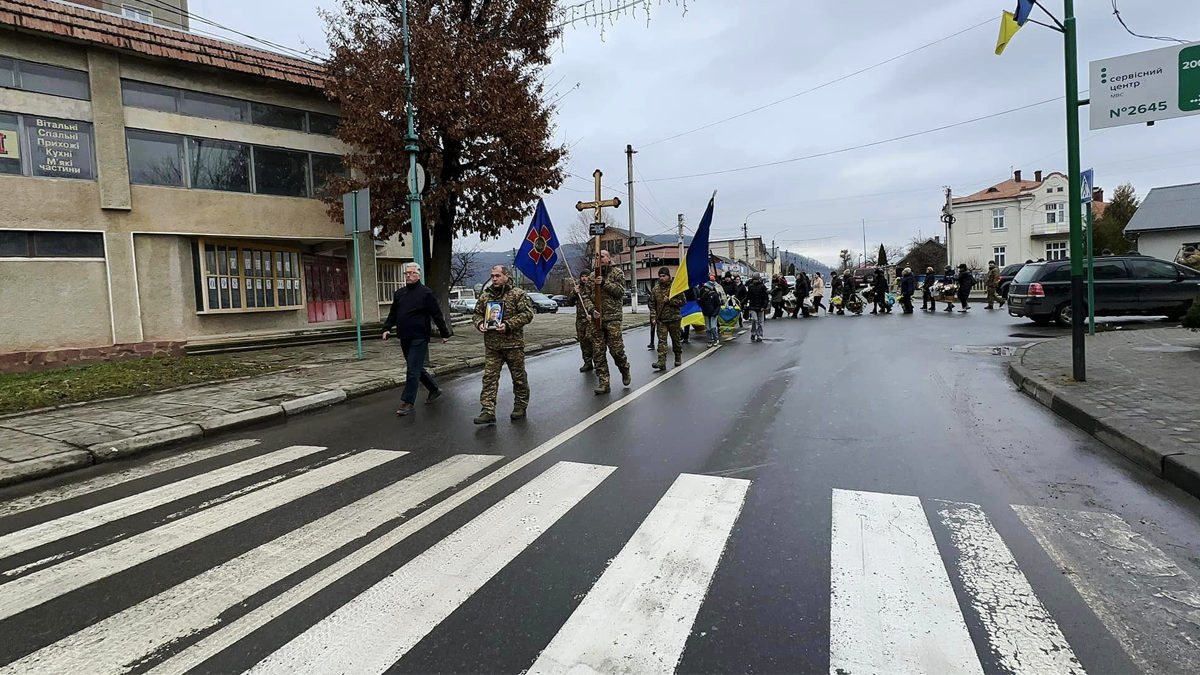 В Надвірній в останню путь провели воїна Назарія Тиміцького 4