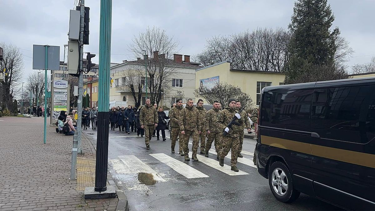 В Надвірній в останню путь провели воїна Назарія Тиміцького 5