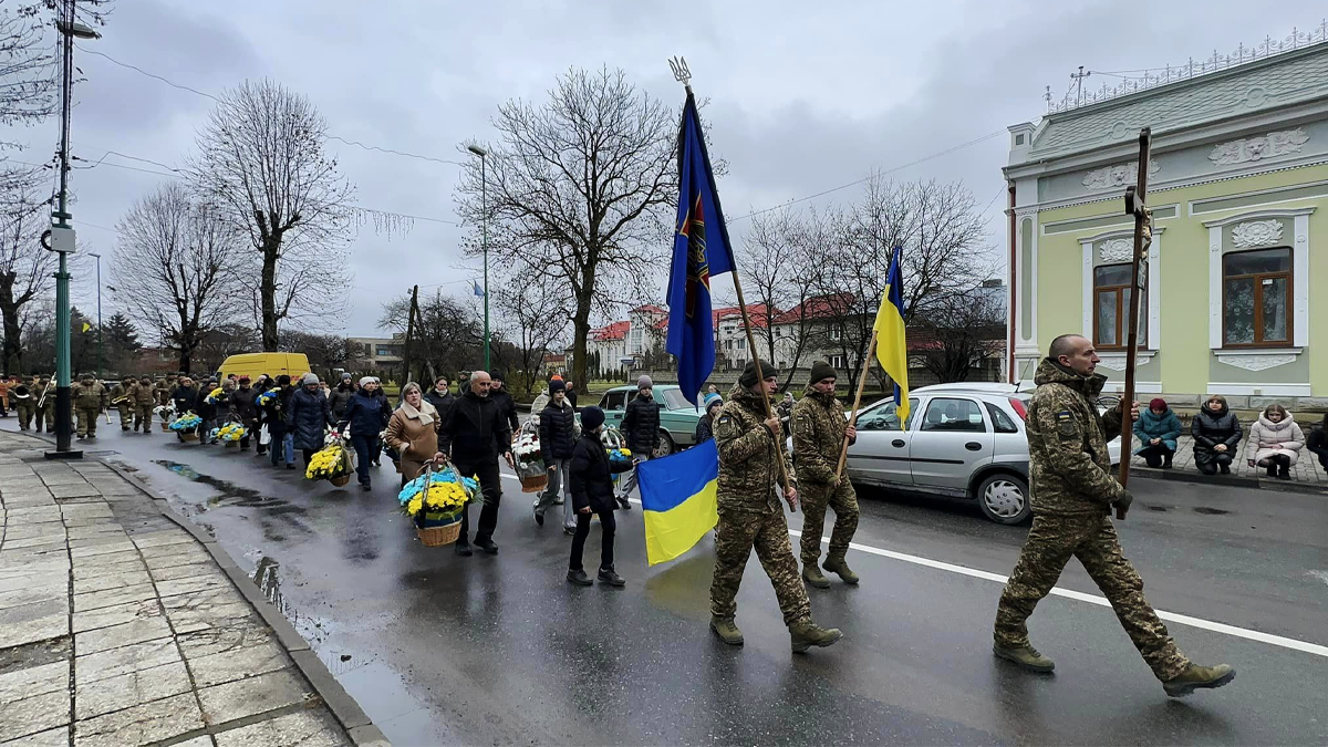 В Надвірній в останню путь провели воїна Назарія Тиміцького 6