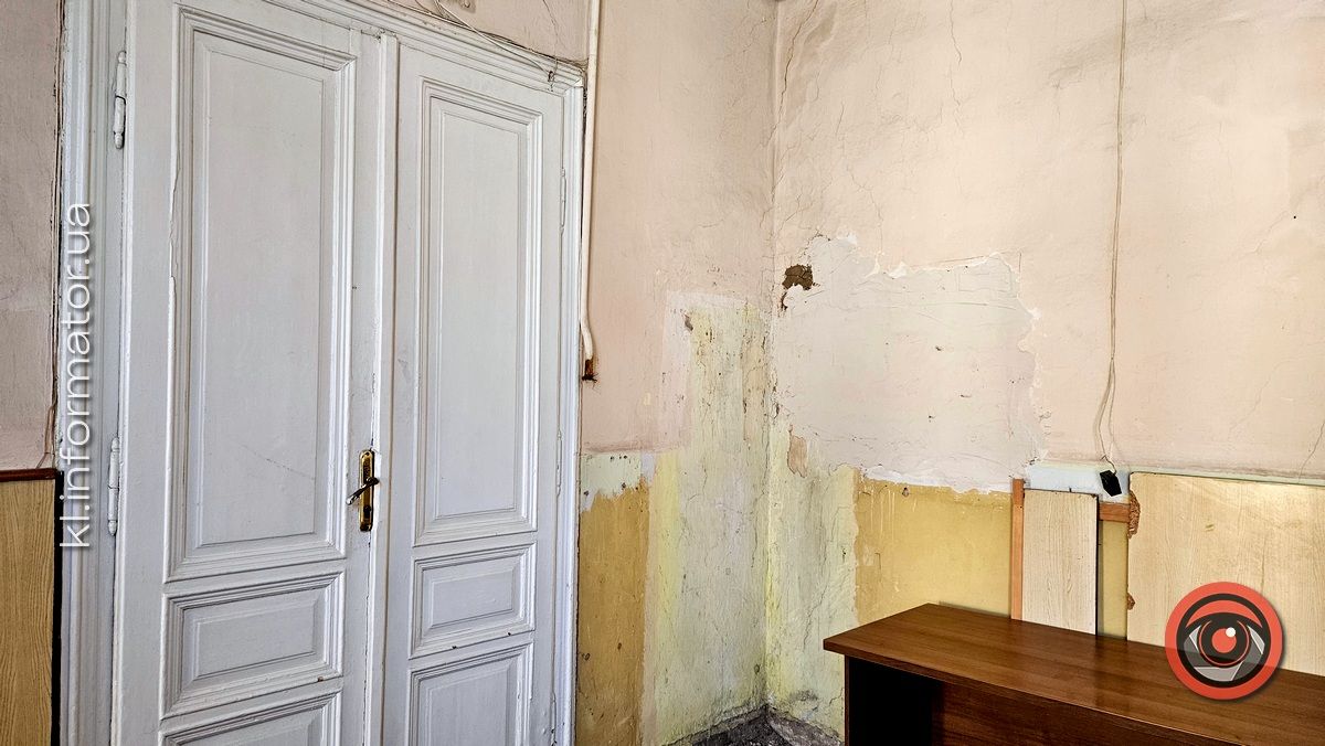 Тріщини, діра у стелі й закопчені кути: як нині виглядає коломийська ратуша 2