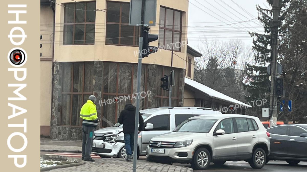У Коломиї на перехресті не розминулись дві автівки