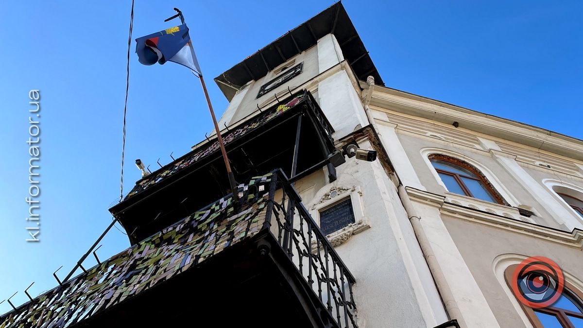 Тріщини, діра у стелі й закопчені кути: як нині виглядає коломийська ратуша 11