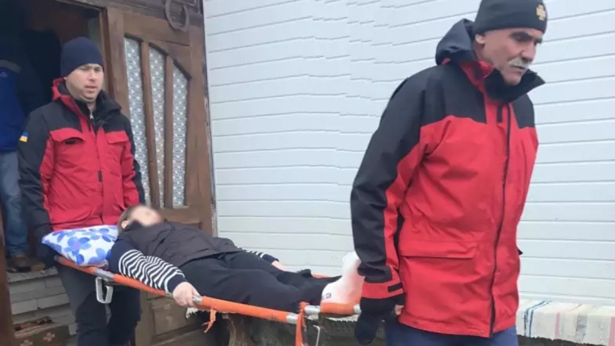 На Верховинщині рятувальники доставили важкохвору жінку до карети швидкої допомоги 1