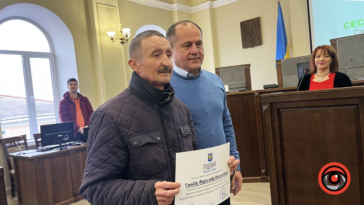 У Коломиї на сесії міської ради відзначили понад 20 мешканців громади 8