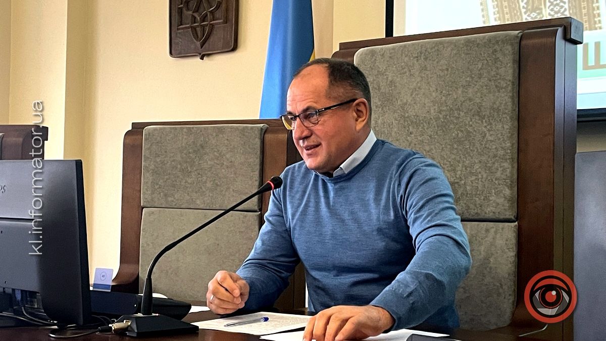 "Давайте не будемо змішувати мух і котлєти", - міський голова Станіславський знову... вцитував