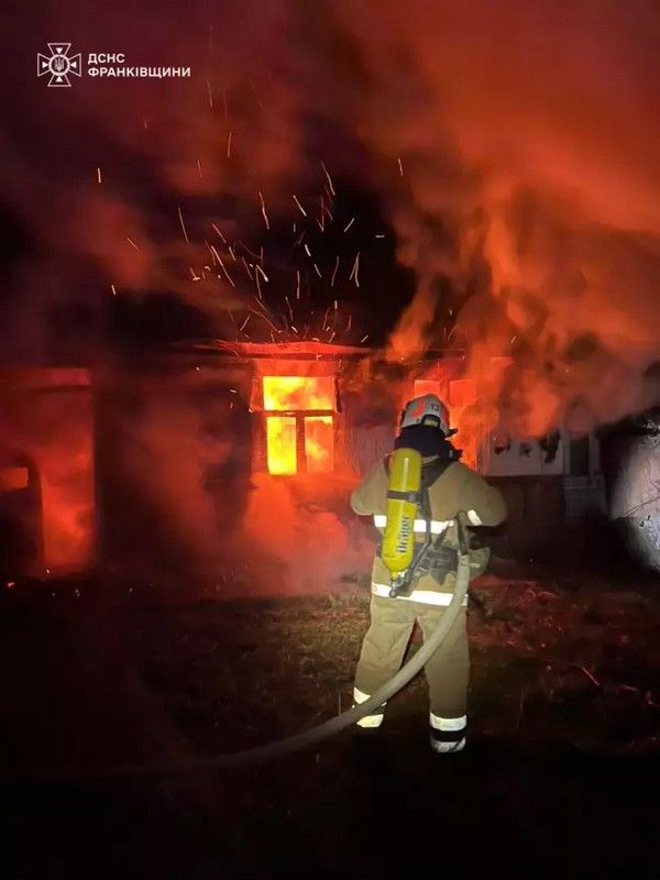 Вдосвіта палав будинок на Коломийщині 1