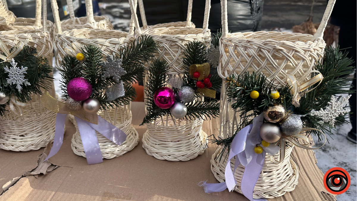 Скільки коштують прикраси та баночки для освячення води в Коломиї? 1