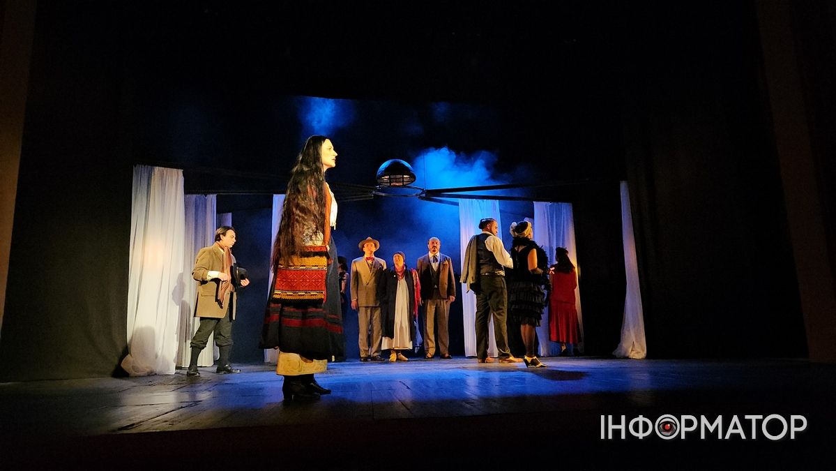 Загубила дитину і 60 років провела у психлікарні | Чим вразить вистава "Табула раса" Коломийського театру 2