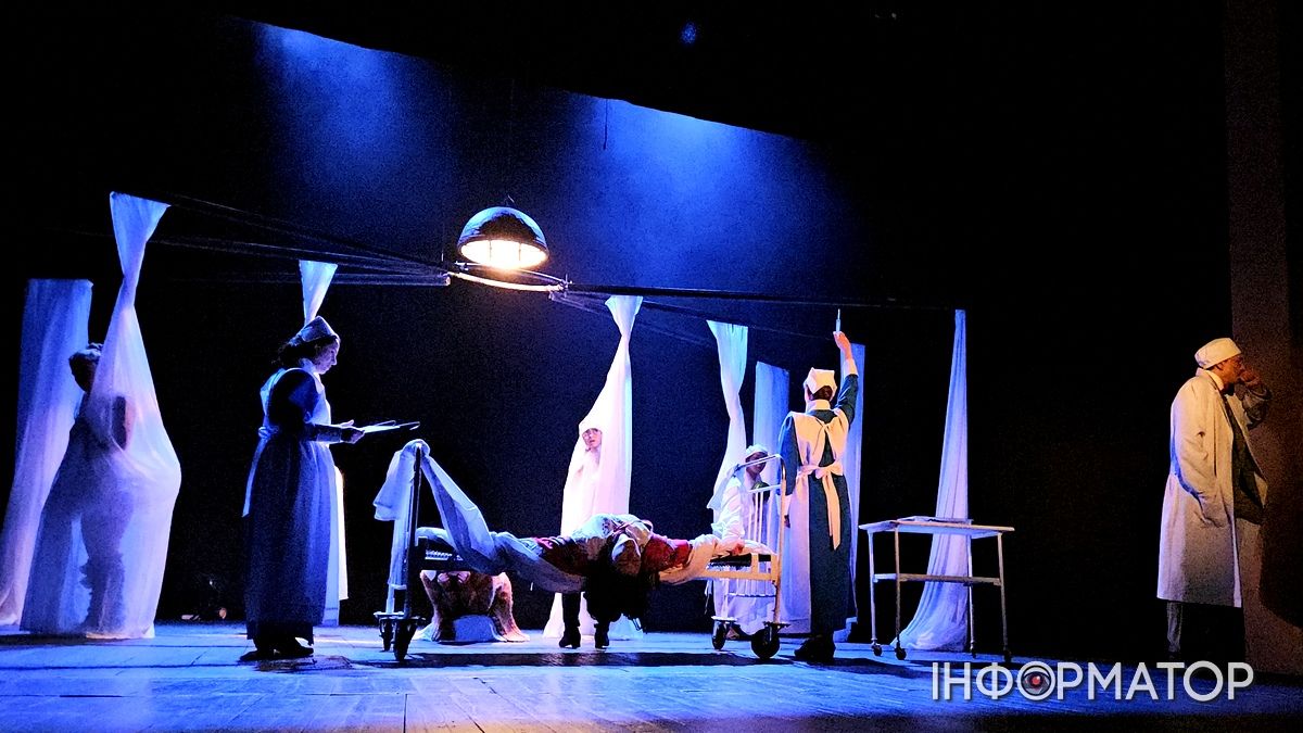 Загубила дитину і 60 років провела у психлікарні | Чим вразить вистава "Табула раса" Коломийського театру 4