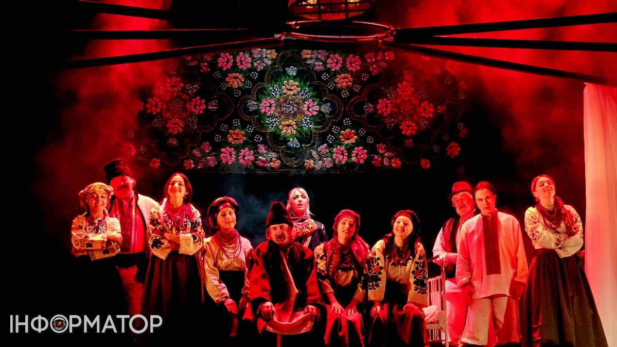 Загубила дитину і 60 років провела у психлікарні | Чим вразить вистава "Табула раса" Коломийського театру 8