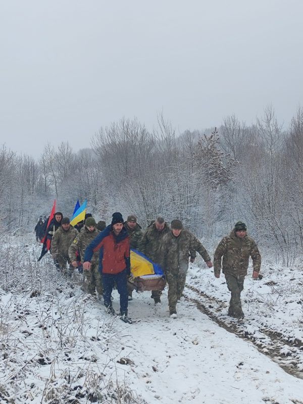 Нижньовербізька громада зустріла скорботний кортеж з тілом воїна Андрія Саманчука 1