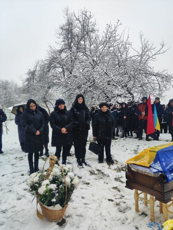 Нижньовербізька громада зустріла скорботний кортеж з тілом воїна Андрія Саманчука 2
