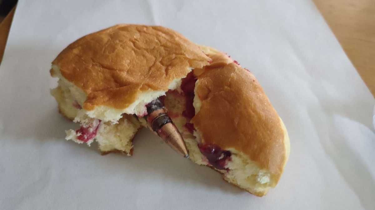 Булка з повидлом і... патроном: дивна покупка у Франківську