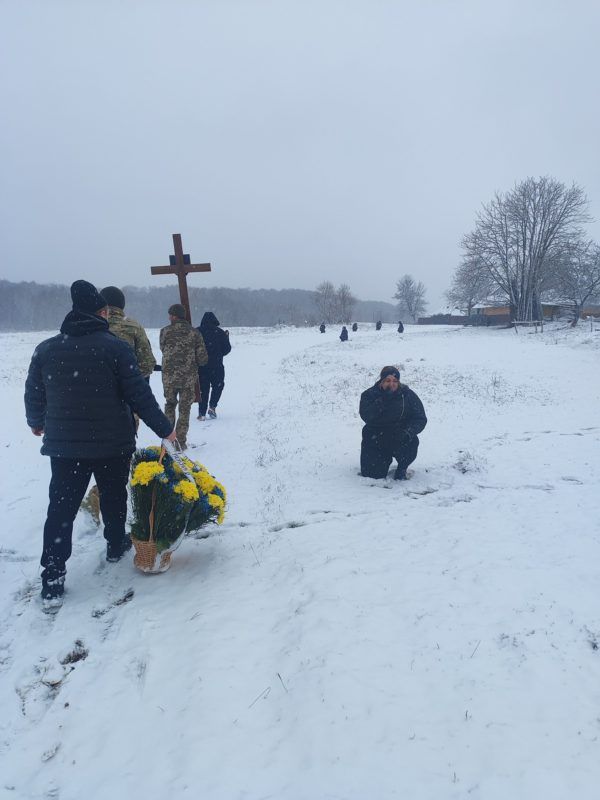 Нижньовербізька громада зустріла скорботний кортеж з тілом воїна Андрія Саманчука 3