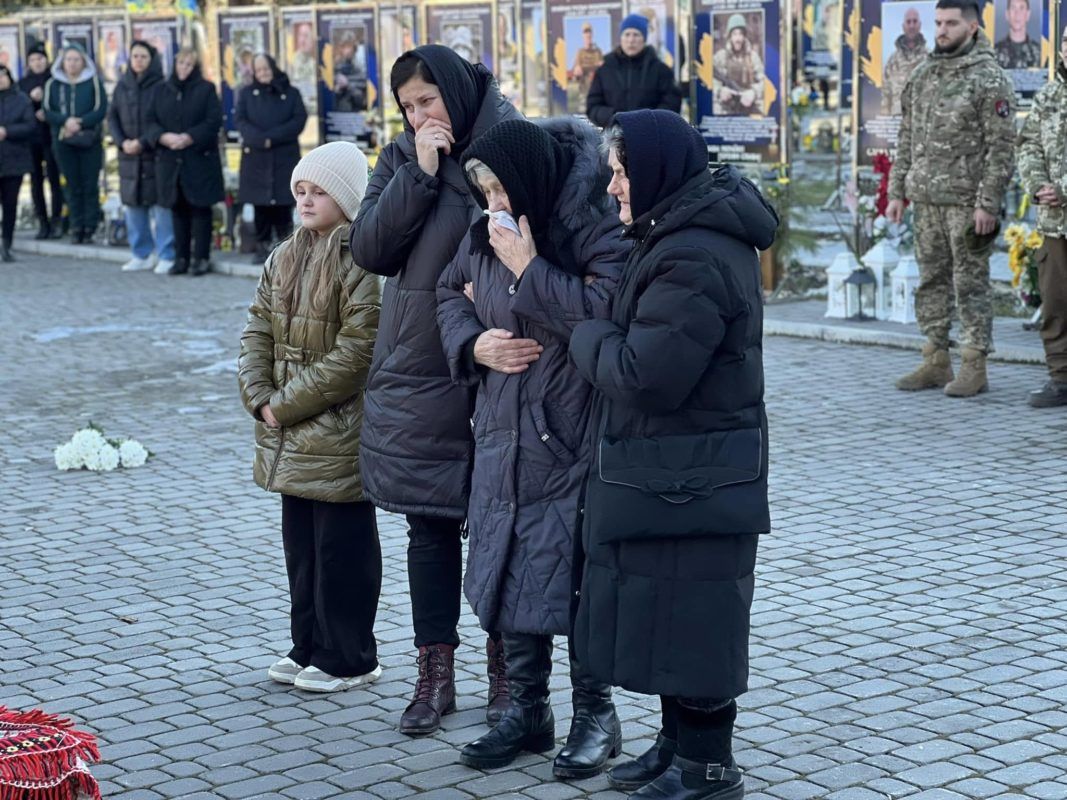 Отинійська громада на колінах зустріла загиблого Героя Мирослава Гуцула 2