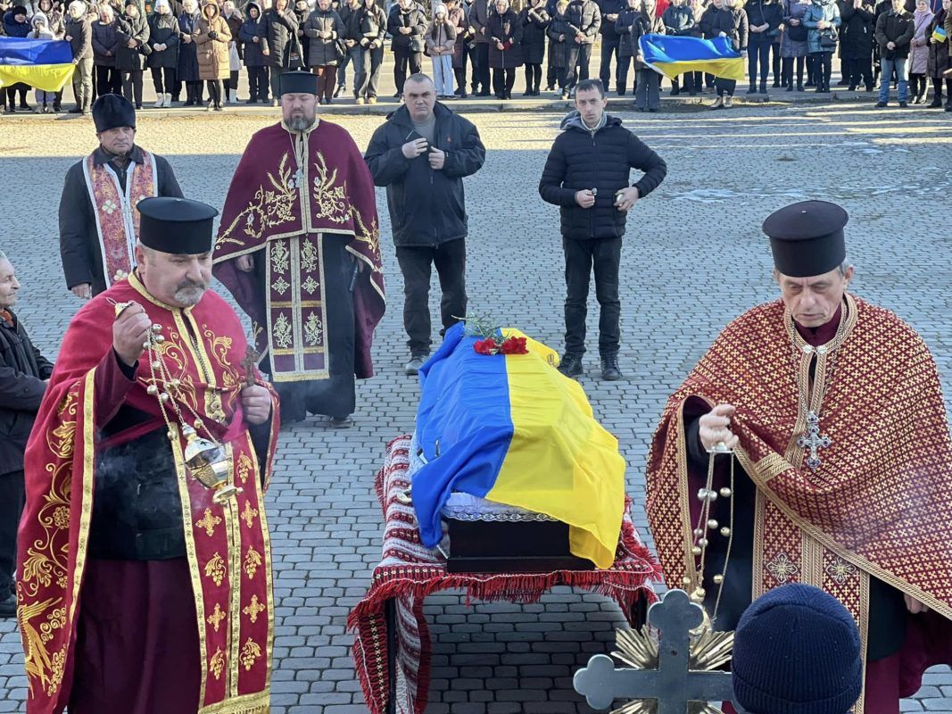 Отинійська громада на колінах зустріла загиблого Героя Мирослава Гуцула 3