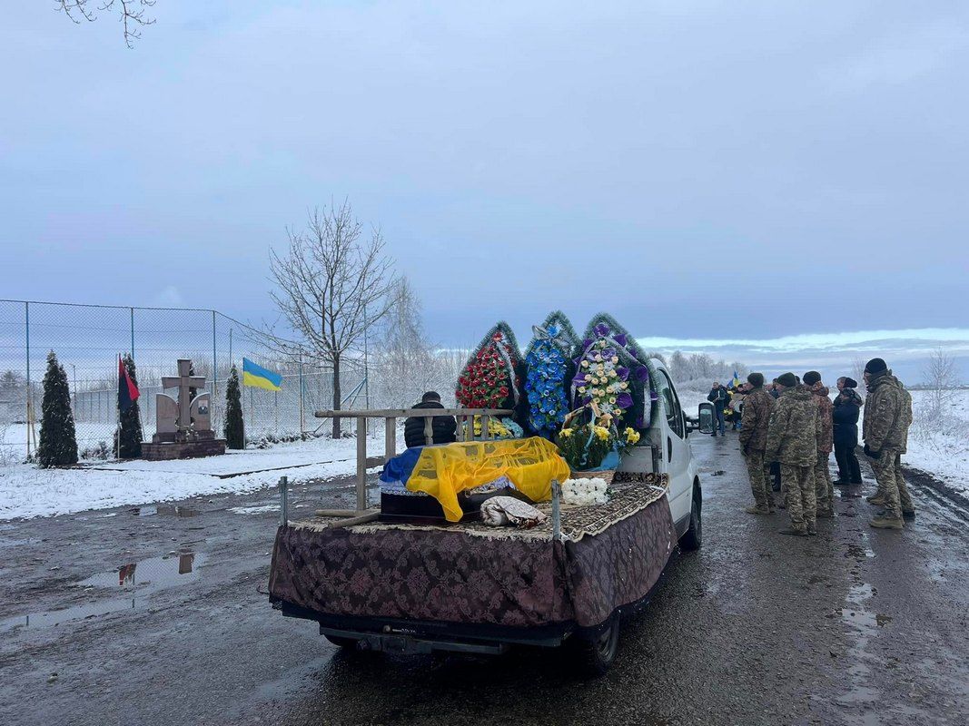 На Отинійщині віддали останню шану Герою Мирославу Гуцулу 7