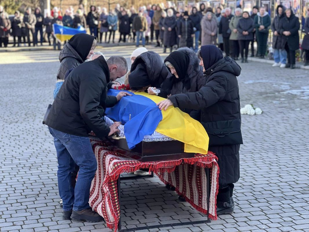 Отинійська громада на колінах зустріла загиблого Героя Мирослава Гуцула 4