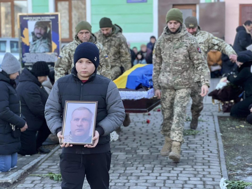 Отинійська громада на колінах зустріла загиблого Героя Мирослава Гуцула 1