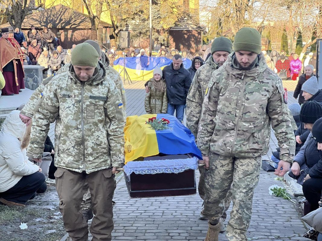 Отинійська громада на колінах зустріла загиблого Героя Мирослава Гуцула 5