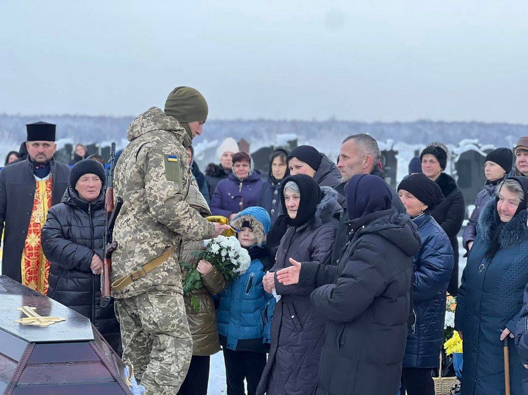 На Отинійщині віддали останню шану Герою Мирославу Гуцулу 9