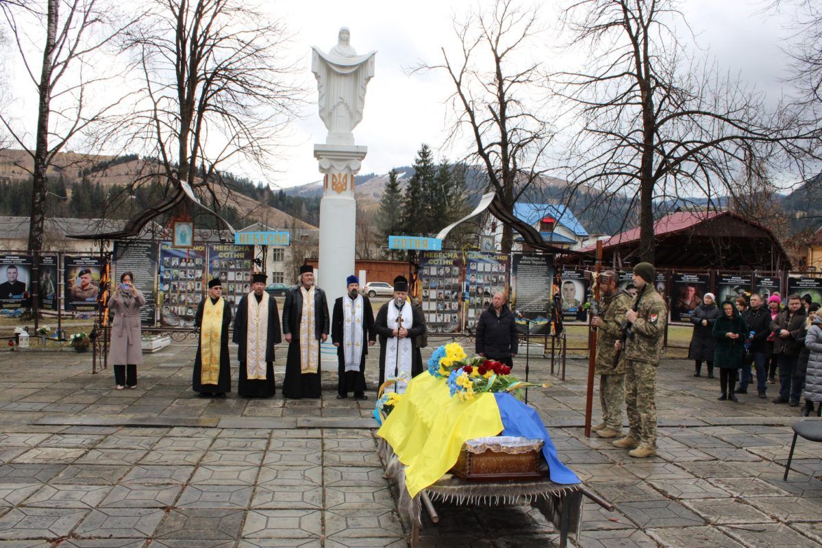 Верховинщина "на щиті" зустріла померлого військовослужбовця Ігора Терещенка 2