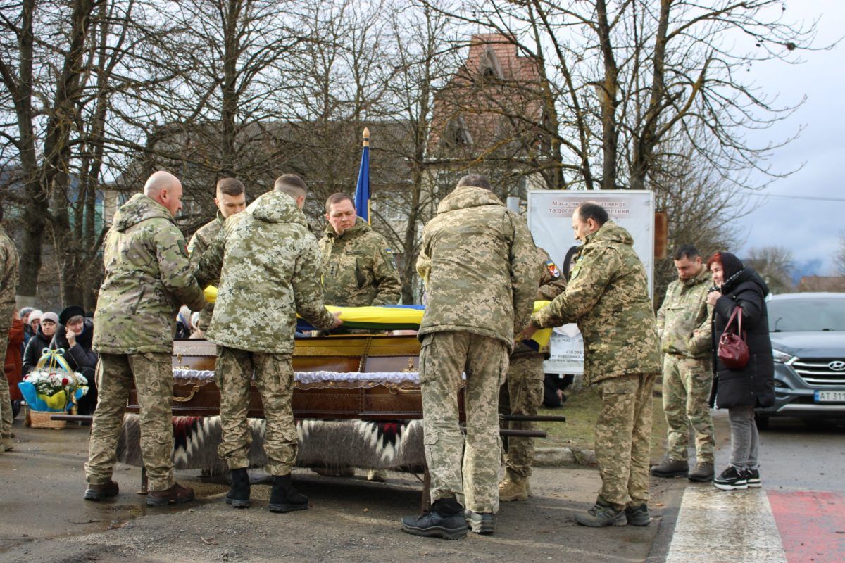 Верховинщина "на щиті" зустріла померлого військовослужбовця Ігора Терещенка 3