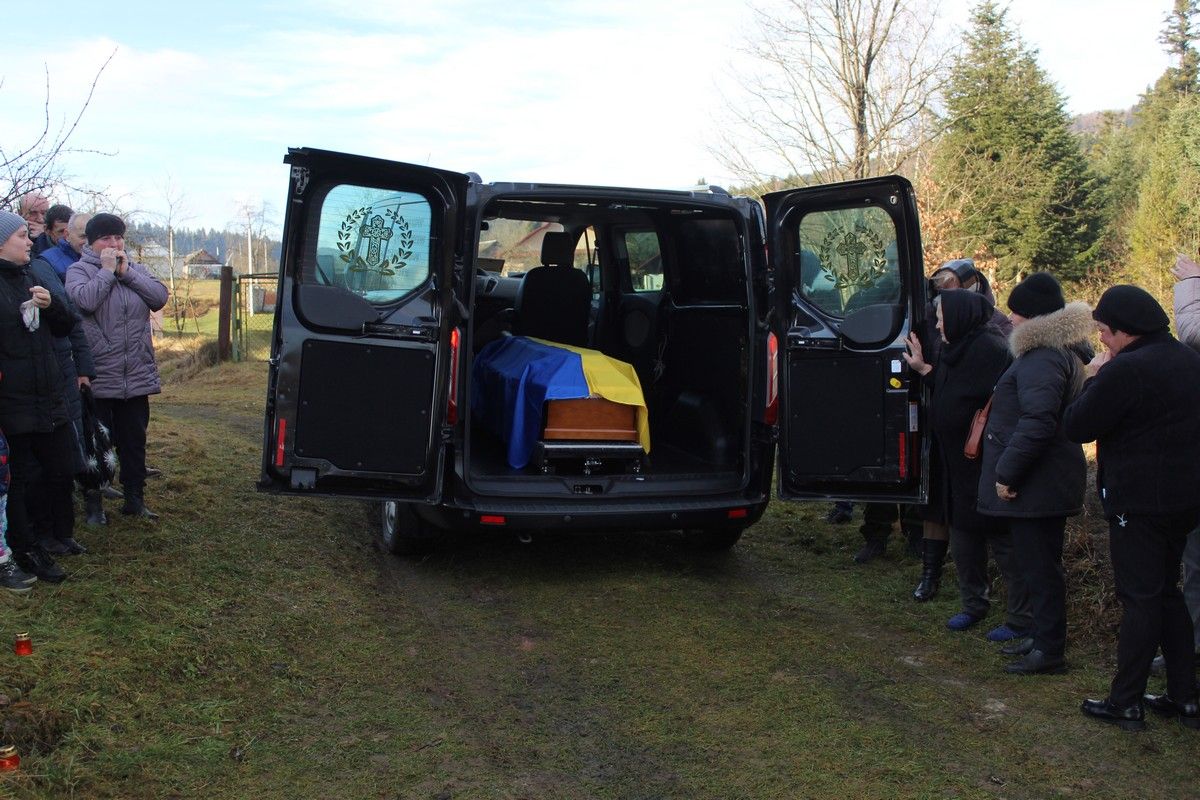 Делятинська громада на колінах зустріла скорботний кортеж з тілом Героя Артема Самойленка 4